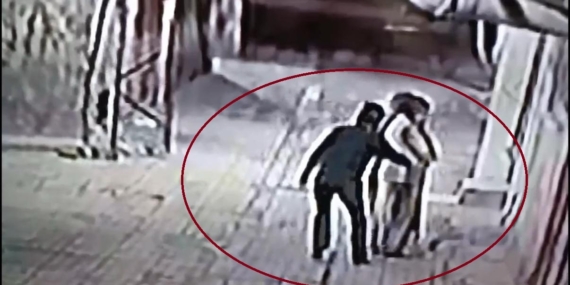 Güvenlik Kameralarıyla Yakalanan Hırsızlar: Pazarcı ve Simitçi Kılığına Giren Polislerin Başarılı Operasyonu Güvenlik Kameralarıyla Yakalanan Hırsızlar: Pazarcı ve Simitçi Kılığına Giren Polislerin Başarılı Operasyonu