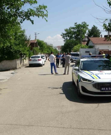 hafif-ticari-arac-ile-otomobil-carpisti-4-kisi-yaralandi-MTU7Mxmp.jpg