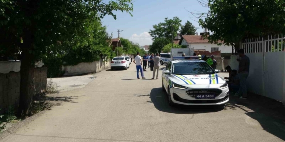 Hafif Ticari Araç ile Otomobil Çarpıştı: 4 Kişi Yaralandı Hafif Ticari Araç ile Otomobil Çarpıştı: 4 Kişi Yaralandı