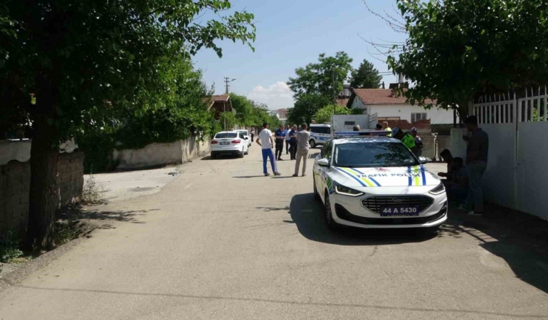 hafif-ticari-arac-ile-otomobil-carpisti-4-kisi-yaralandi-MTU7Mxmp.jpg