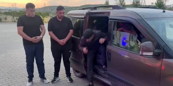 Hafif Ticari Araçtan Çıkan 14 Düzensiz Göçmen Olayı Hafif Ticari Araçtan Çıkan 14 Düzensiz Göçmen Olayı