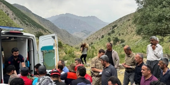 Hakkari'de Dağdan Düşen Yaralı Birey Başarıyla Kurtarıldı Hakkari’de Dağdan Düşen Yaralı Birey Başarıyla Kurtarıldı