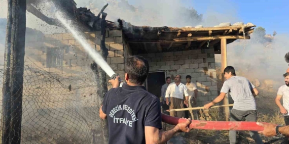Hakkari'de Korkunç Yangın: 1100 Balya Otun Kül Olmasıyla Sonuçlandı Hakkari’de Korkunç Yangın: 1100 Balya Otun Kül Olmasıyla Sonuçlandı