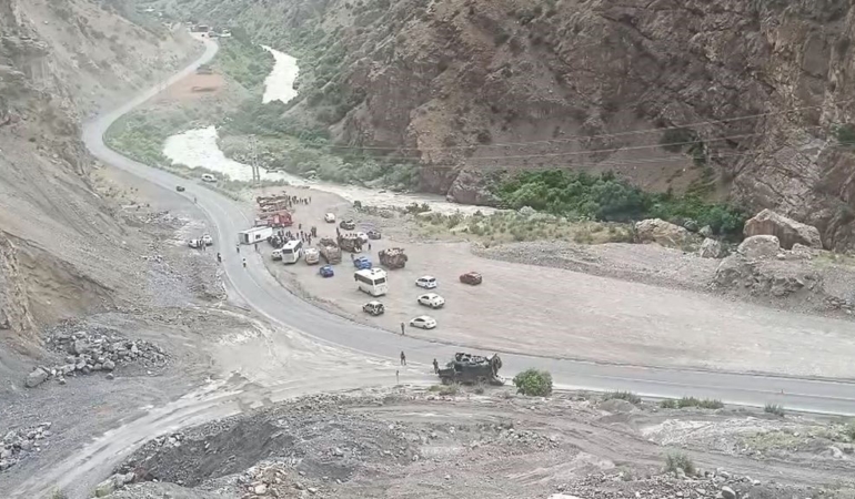 hakkaride-midibus-kazasi-6-asker-yarali-Q17vpbeP.jpg