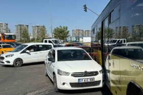 halk-otobusu-ve-otomobil-carpisti-trafikte-maddi-hasar-ve-kaos-AfCmhweC.jpg