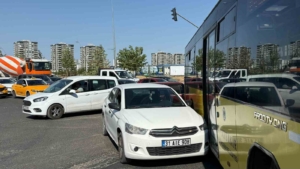 halk-otobusu-ve-otomobil-carpisti-trafikte-maddi-hasar-ve-kaos-AfCmhweC.jpg