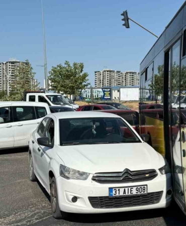 halk-otobusu-ve-otomobil-carpisti-trafikte-maddi-hasar-ve-kaos-AfCmhweC.jpg