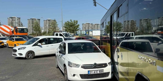 Halk Otobüsü ve Otomobil Çarpıştı: Trafikte Maddi Hasar ve Kaos! Halk Otobüsü ve Otomobil Çarpıştı: Trafikte Maddi Hasar ve Kaos!
