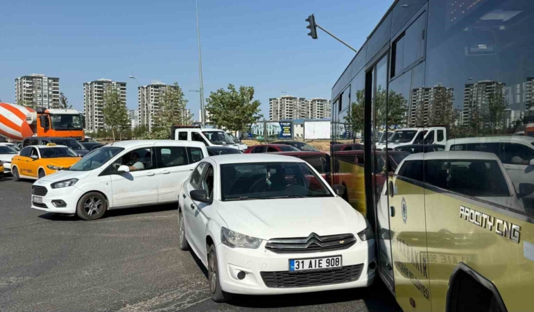 halk-otobusu-ve-otomobil-carpisti-trafikte-maddi-hasar-ve-kaos-AfCmhweC.jpg