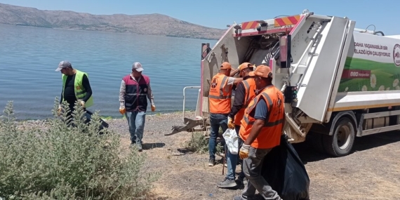 Hazar Gölü Etrafında 40 Ton Atık Temizlendi Hazar Gölü Etrafında 40 Ton Atık Temizlendi