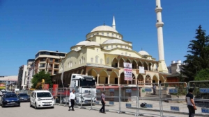 hz-omer-cami-cevresindeki-esnaflar-dukkanlarini-bosaltma-surecine-girdi-W83Tm5Qe.jpg
