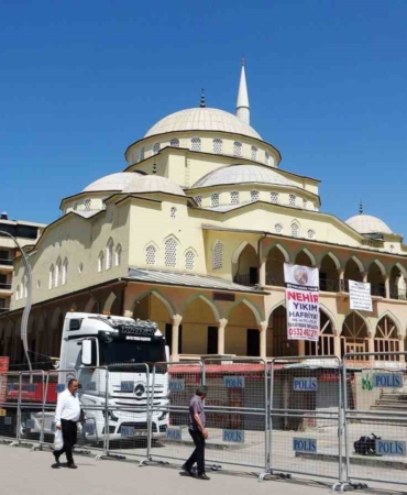 hz-omer-cami-cevresindeki-esnaflar-dukkanlarini-bosaltma-surecine-girdi-W83Tm5Qe.jpg