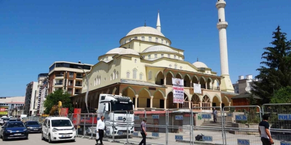 Hz. Ömer Cami Çevresindeki Esnaflar Dükkanlarını Boşaltma Sürecine Girdi Hz. Ömer Cami Çevresindeki Esnaflar Dükkanlarını Boşaltma Sürecine Girdi