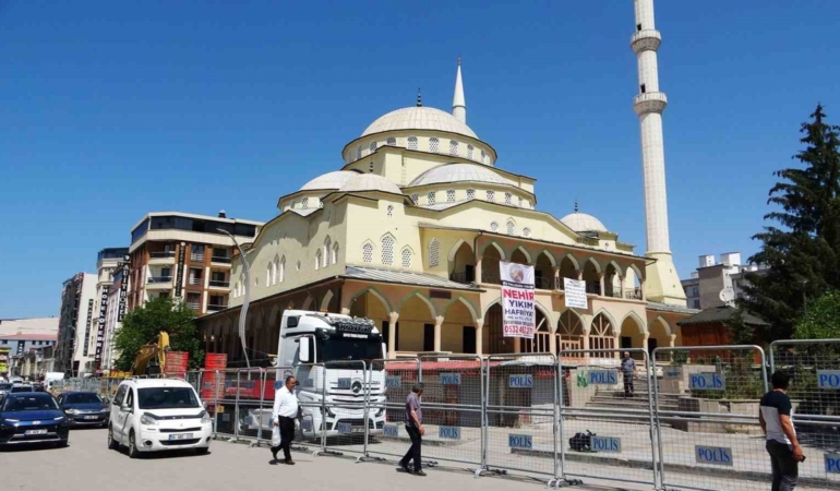 hz-omer-cami-cevresindeki-esnaflar-dukkanlarini-bosaltma-surecine-girdi-W83Tm5Qe.jpg