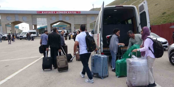 İran-İsrail Savaşının 4. Gününde Van Sınırında Gözlemlenen Dönüş Hareketliliği İran-İsrail Savaşının 4. Gününde Van Sınırında Gözlemlenen Dönüş Hareketliliği