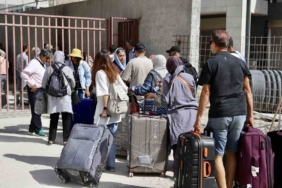 iranlilarin-gurbulak-sinir-kapisina-yogun-akini-savas-korkusu-yok-vatanimiza-sahip-cikacagiz-e5MEvGcE.jpg