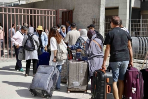 iranlilarin-gurbulak-sinir-kapisina-yogun-akini-savas-korkusu-yok-vatanimiza-sahip-cikacagiz-e5MEvGcE.jpg
