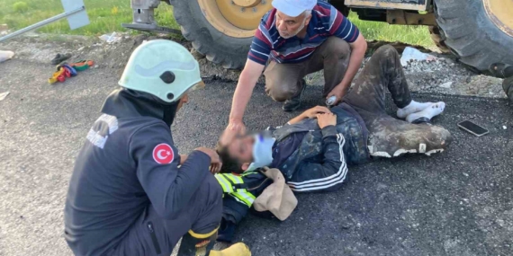 İş Makinesi Yemek Molasında İşçilerin Arasına Daldı, Daha Önce Görülmemiş Bir Kaza! İş Makinesi Yemek Molasında İşçilerin Arasına Daldı, Daha Önce Görülmemiş Bir Kaza!