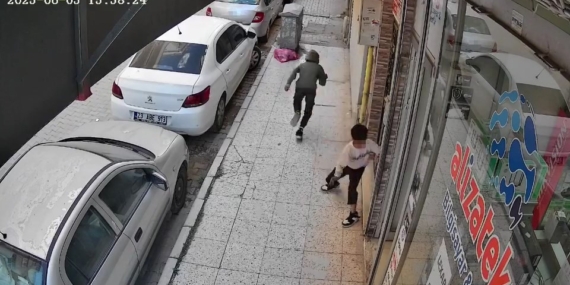 Kameraya Yansıyan Tehlikeli Çocuk Oyunu: İş Yerine Torpil Atıp Kaçtılar Kameraya Yansıyan Tehlikeli Çocuk Oyunu: İş Yerine Torpil Atıp Kaçtılar