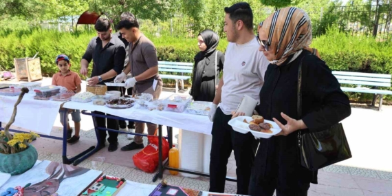 Karnelerini Aldılar, Ama Okulu Terk Etmeyerek Yardıma Devam Ettiler Karnelerini Aldılar, Ama Okulu Terk Etmeyerek Yardıma Devam Ettiler