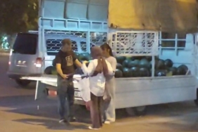 karpuz-tezgahinda-duygusal-anlar-babaya-kizlarindan-surpriz-wzAcAsdL.jpg