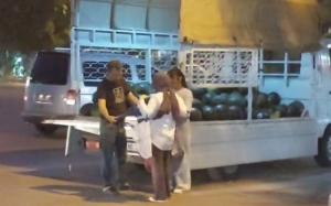 karpuz-tezgahinda-duygusal-anlar-babaya-kizlarindan-surpriz-wzAcAsdL.jpg