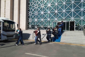 kars-polisi-yuzlerce-kisiyi-dolandiran-ceteyi-ele-gecirdi-ABjvFEaS.jpg