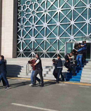 kars-polisi-yuzlerce-kisiyi-dolandiran-ceteyi-ele-gecirdi-ABjvFEaS.jpg