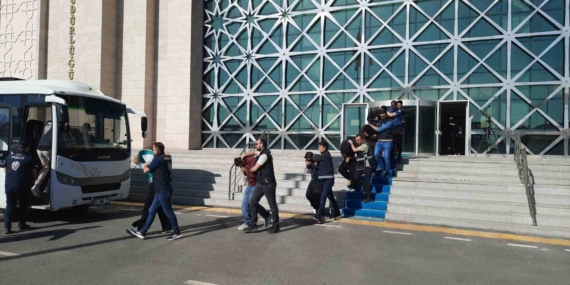 Kars Polisi, Yüzlerce Kişiyi Dolandıran Çeteyi Ele Geçirdi Kars Polisi, Yüzlerce Kişiyi Dolandıran Çeteyi Ele Geçirdi