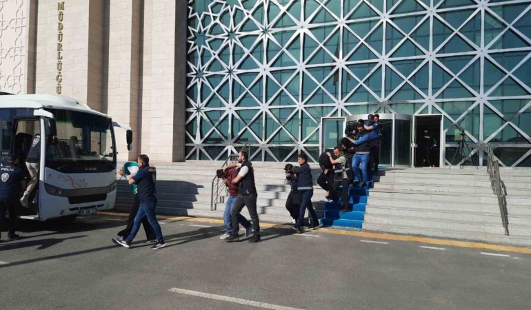 kars-polisi-yuzlerce-kisiyi-dolandiran-ceteyi-ele-gecirdi-ABjvFEaS.jpg