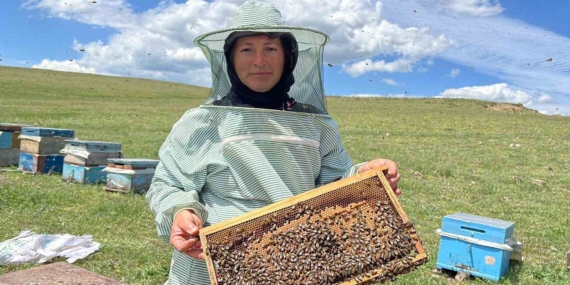 Kars’ta 21 Yıldır Eşiyle Birlikte Arıcılık Yapan Bir Baba Mesleği Hikayesi Kars’ta 21 Yıldır Eşiyle Birlikte Arıcılık Yapan Bir Baba Mesleği Hikayesi