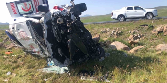 Kars'ta Ambulansın Şarampole Uçması Sonucu 1 Doktor ve 4 Yaralı Kars’ta Ambulansın Şarampole Uçması Sonucu 1 Doktor ve 4 Yaralı