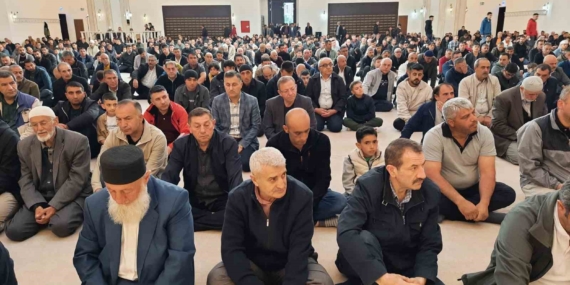 Kars'ta Bayram Namazı: Camiler Dolu Dolu! Kars’ta Bayram Namazı: Camiler Dolu Dolu!