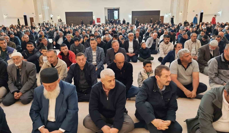 karsta-bayram-namazi-camiler-dolu-dolu-AwqOgEmr.jpg