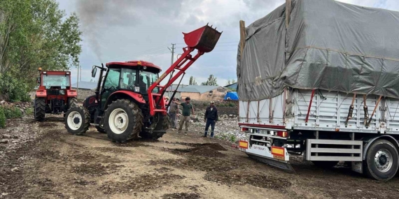 Kars'ta Çamura Sapan Tır, Köylülerin Yardımıyla Kurtarıldı Kars’ta Çamura Sapan Tır, Köylülerin Yardımıyla Kurtarıldı