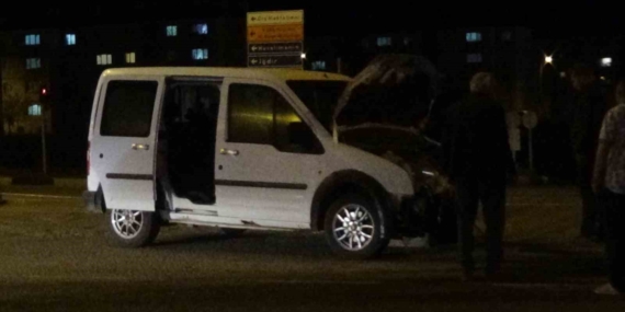 Kars'ta Feci Zincirleme Kaza: 4 Kişi Yaralandı Kars’ta Feci Zincirleme Kaza: 4 Kişi Yaralandı