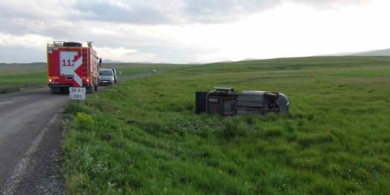 Kars'ta Hafif Ticari Araç Şarampole Uçtu: 5 Kişi Yaralandı Kars’ta Hafif Ticari Araç Şarampole Uçtu: 5 Kişi Yaralandı