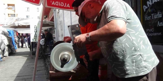Kars'ta Kurbanlar İçin Bıçaklar Usta Ellerde Bileniyor Kars’ta Kurbanlar İçin Bıçaklar Usta Ellerde Bileniyor