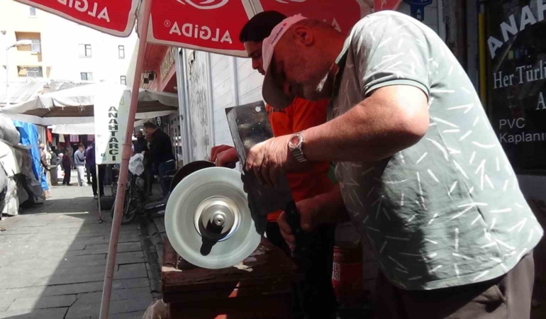 karsta-kurbanlar-icin-bicaklar-usta-ellerde-bileniyor-62CAkjCp.jpg