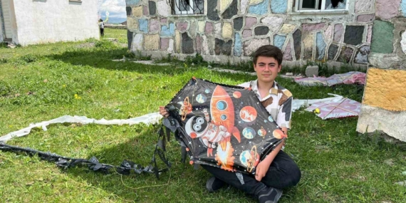 Kars'ta Öğrencilerin Renkli Uçurtma Şenliği: Düşe Kalka Eğlenceli Anlar Kars’ta Öğrencilerin Renkli Uçurtma Şenliği: Düşe Kalka Eğlenceli Anlar