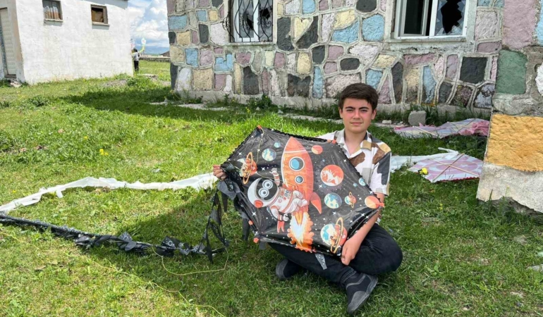 karsta-ogrencilerin-renkli-ucurtma-senligi-duse-kalka-eglenceli-anlar-2t5WsKRV.jpg