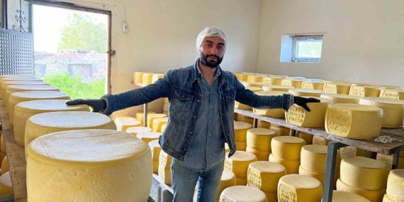 Kars'ta Tonlarca Süt, Eşsiz Eski Kaşar Üretimi İçin İşleniyor Kars’ta Tonlarca Süt, Eşsiz Eski Kaşar Üretimi İçin İşleniyor
