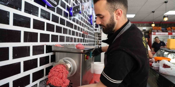 Kasapların Kıyma Mesaisi: Taze Lezzetlerin Peşinde Kasapların Kıyma Mesaisi: Taze Lezzetlerin Peşinde