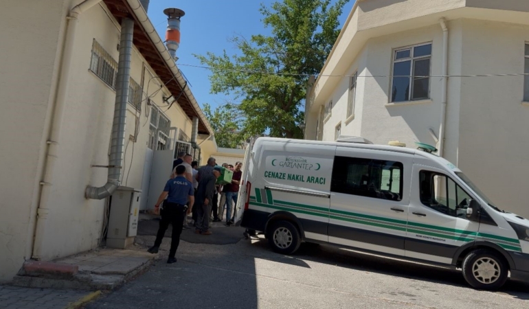 kaza-sonucu-hayatini-kaybeden-paramedik-anne-ve-iki-cocugunun-aci-hikayesi-yakinlarina-ulastirildi-vRFFxxrl.jpg