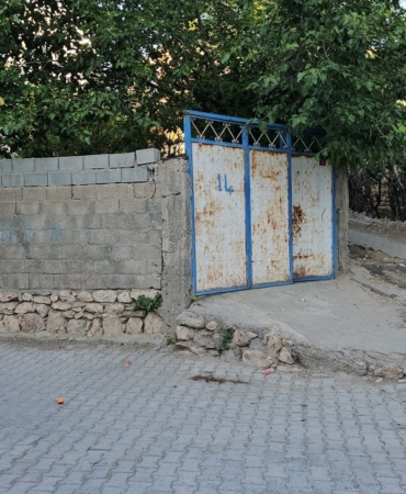 kendisine-ve-cocuklarina-bicakla-zarar-veren-sok-olay-Yf9V78b1.jpg