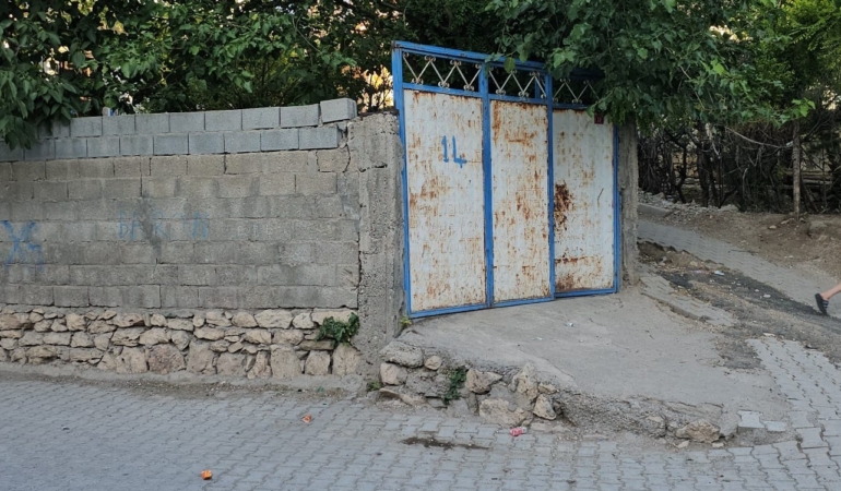 kendisine-ve-cocuklarina-bicakla-zarar-veren-sok-olay-Yf9V78b1.jpg