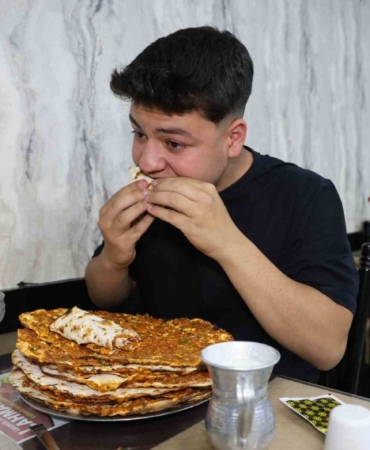 kilosu-ve-yasiyla-sinirlari-asan-bir-lahmacun-rekoru-pdkNqf8K.jpg