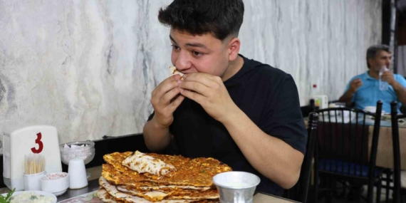 Kilosu ve Yaşıyla Sınırları Aşan Bir Lahmacun Rekoru Kilosu ve Yaşıyla Sınırları Aşan Bir Lahmacun Rekoru