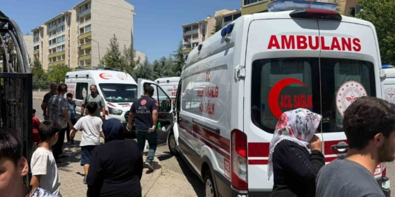 Klima Ünitesindeki Yangın: Duman Binasını Sardı, 4 Kişi Etkilendi Klima Ünitesindeki Yangın: Duman Binasını Sardı, 4 Kişi Etkilendi