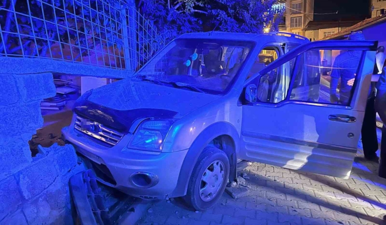 kontrolden-cikan-arac-bahce-duvarina-carpti-1-kisi-yaralandi-bSmWjEHg.jpg